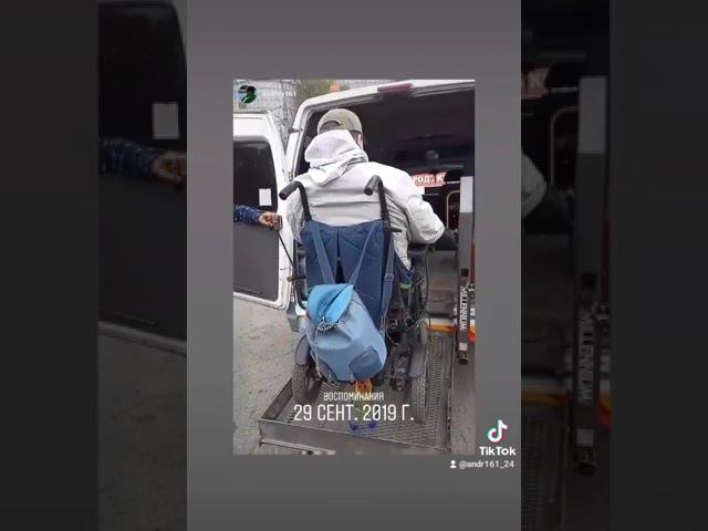 Заехал в спец машину