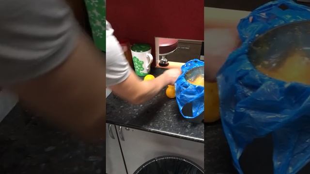 Апельсины.  Чистка.