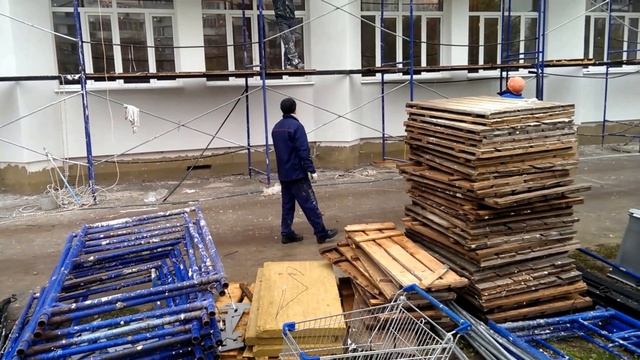ФасадДемонтаж рамных строительных лесов..