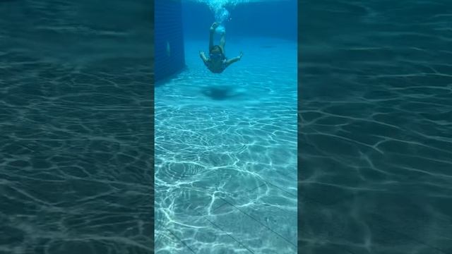 Плаваю под водой в красивом бассейне