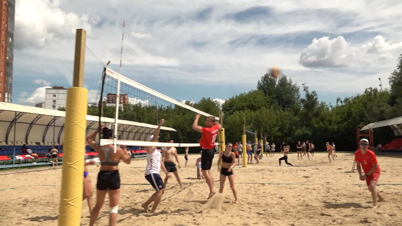 (12+) Трудовые коллективы Мытищ посоревновались в пляжном волейболе