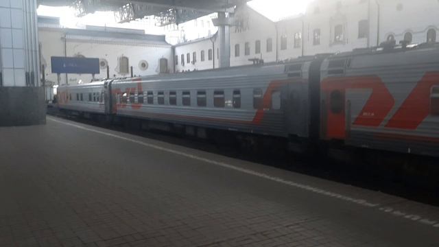 Казанский вокзал в Москве на платформе прибытия междугороднихпоездов отправления дальнего следования
