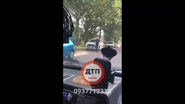 Киев. Что-то серьезное случилось на Голосеевском проспекте 82, около 10 машин полиции, начальство,