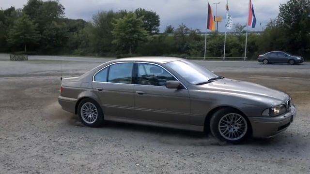 Bmw 530d vs Toyota Awensis D4D