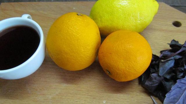 Напиток из апельсина с лимоном и базиликом