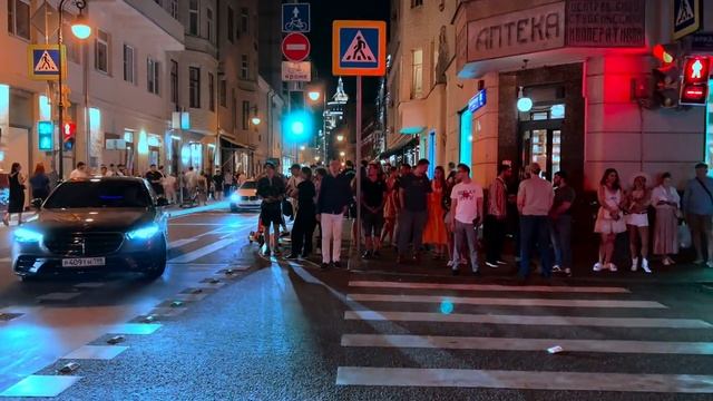 НОЧНАЯ ЖИЗНЬ РУССКИХ ДЕВУШЕК В МОСКВЕ. РОСКОШНЫЕ АВТОМОБИЛИ И УЛИЧНАЯ ПРОГУЛКА.