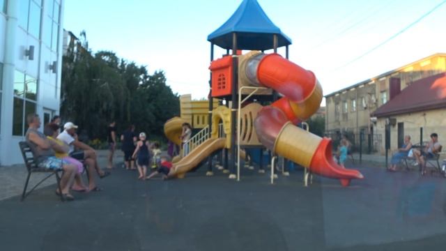 Игры с детьми, на детской площадке