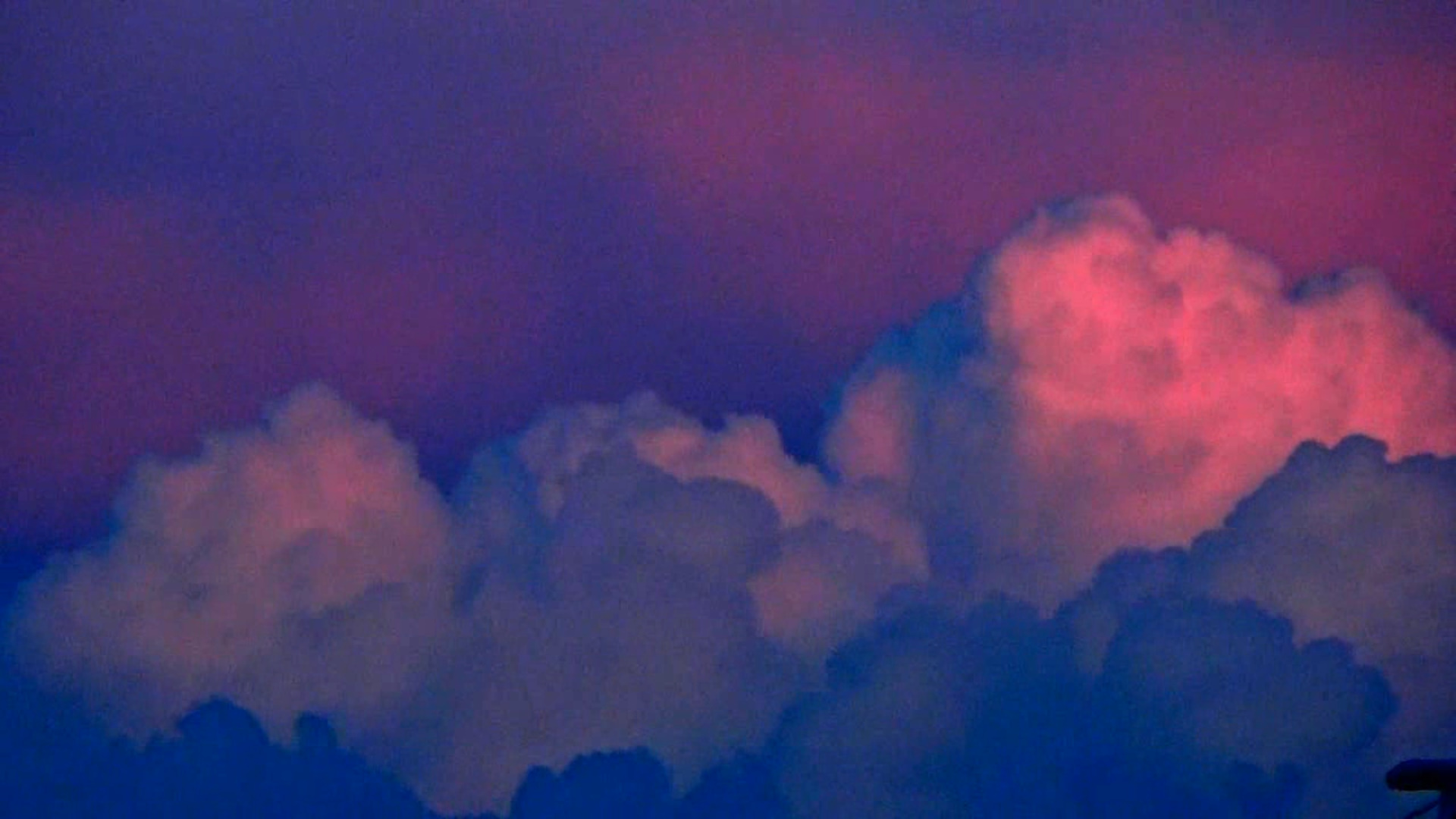 Далекие грозовые облака в закатных лучах к югу от города Вязники 01.06.2024