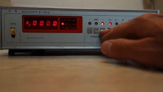 Voltmetr V7-404