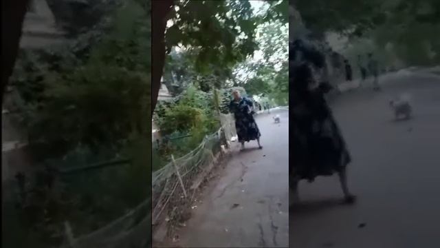 Злая бабка не даёт ходить