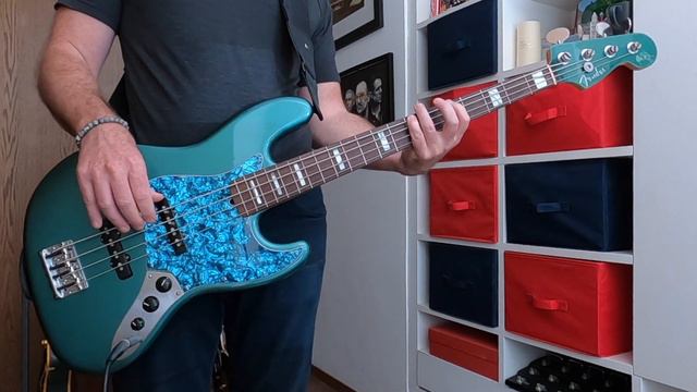 Tito  Tarantula - After Dark Live - Bass Cover