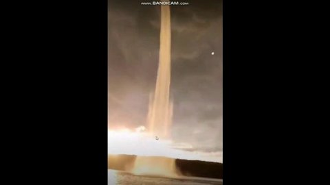 НЛО или Мифический торнадо Инопланетяне качают воду с Земли