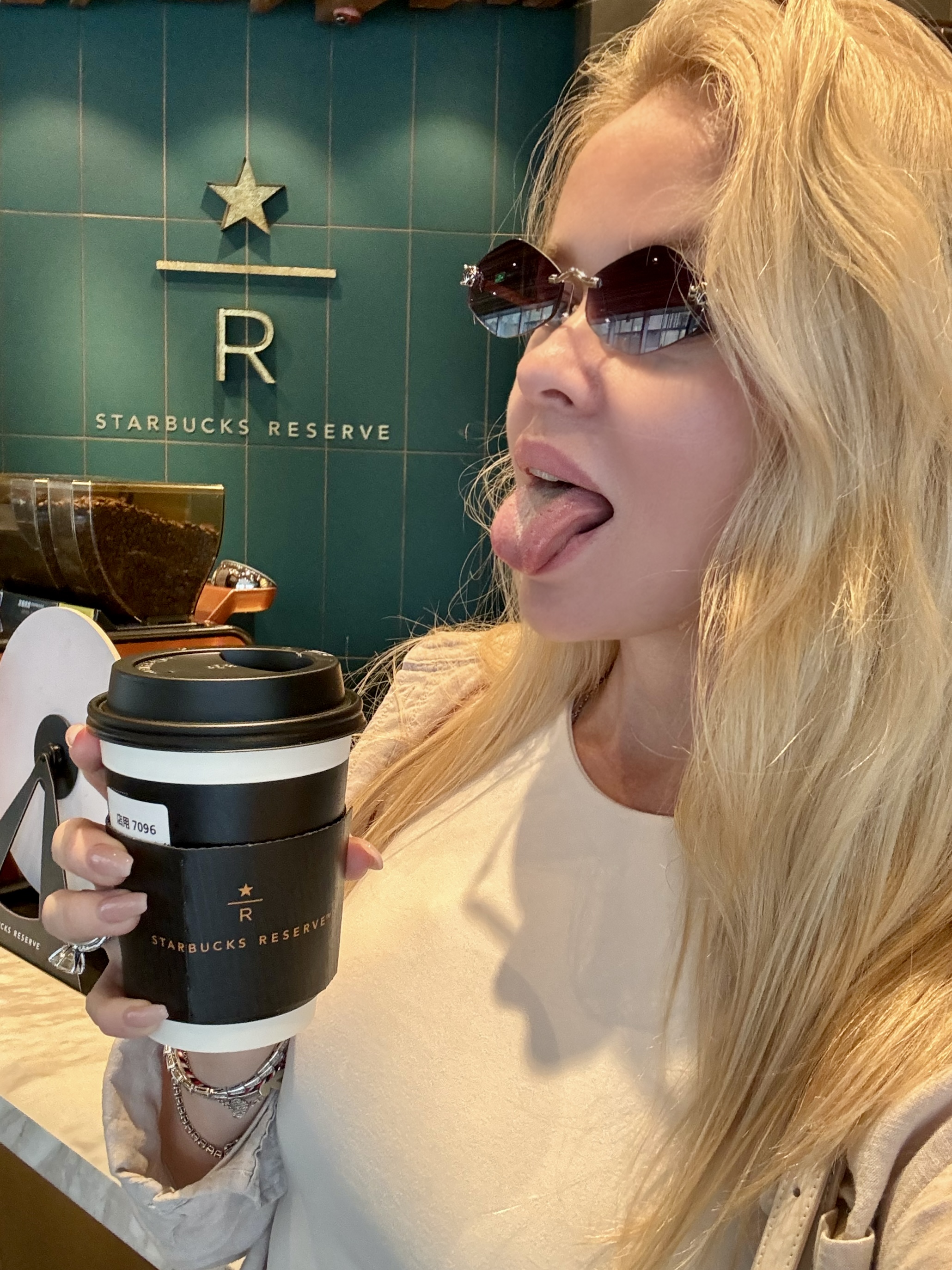 А вы видели, какой крутой Starbucks Reserve в Пекине?) #shorts