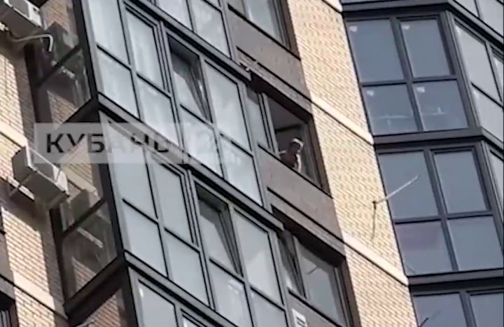 Двухлетний ребенок чуть не выпал из окна многоэтажки в Краснодаре
