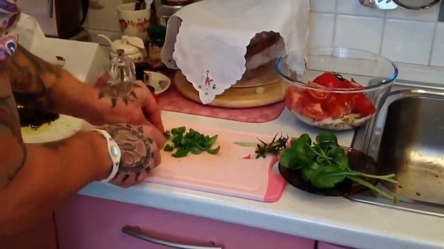 Альфонс Сергей Симонов ЖИРУЕТ кушая Тунца в чёрной икре. Катается в деньгах ВВ как сыр в масле