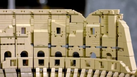 САМЫЙ БОЛЬШОЙ НАБОР LEGO 10276 В МИРЕ! Разбор тизера, распаковки и других появлений римлян