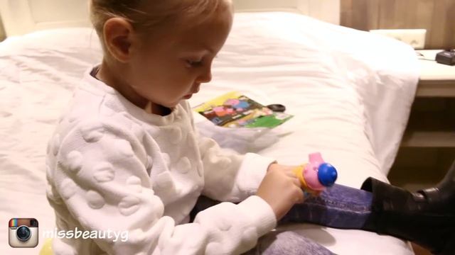 Свинка Пеппа 粉红猪小妹 в зимней одежде и надувной олень батут. Новые игрушки Miss Beauty G