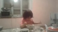 раяна кушает прикол