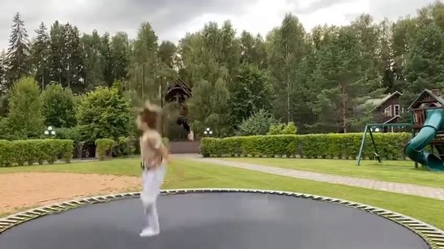 Ребёнок сделал сальто назад/Батут/Трюки ?