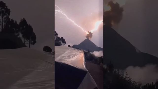 Извкржение вулкана de Fuego — молнии вспыхивали, ударяя прямо в его жерло