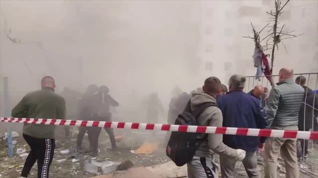 Во время разбора завалов от многоэтажки в Белгороде, в которую попал снаряд ВСУ, обрушилась крыша.