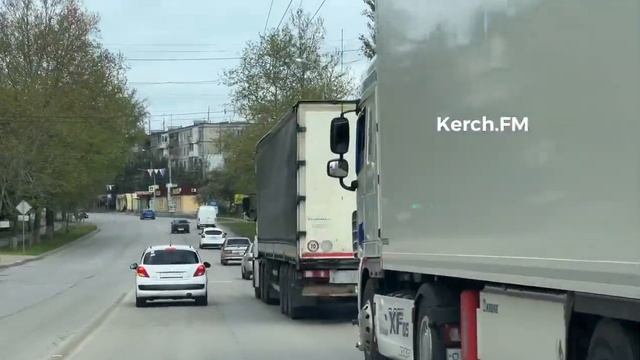Фуры разбивают Горьковский мост в Керчи, игнорируя знаки