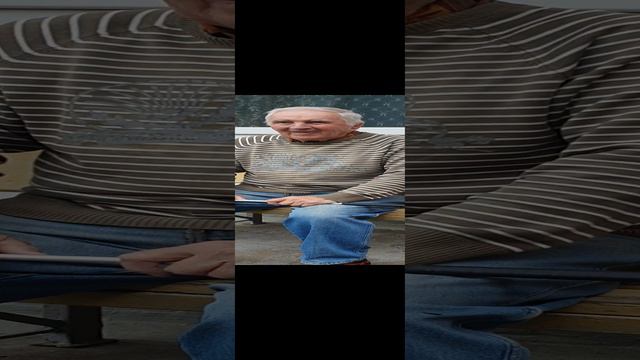 Виктор Александрович, беседа на скамейке, 20240803_130655.mp4
