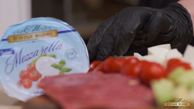 Салат с мясом индейки и Моцарелла