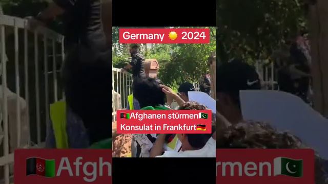 Афганистанци щурмуват пакистанското посолство във Франкфурт, Германия след решението на Пакистан да