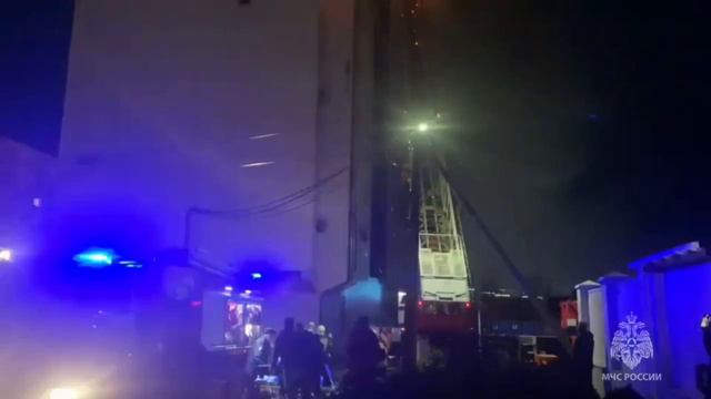 Пожарные спасли 12 человек с помощью лестничных маршей из дома в Анапе, где горит мансарда на площад