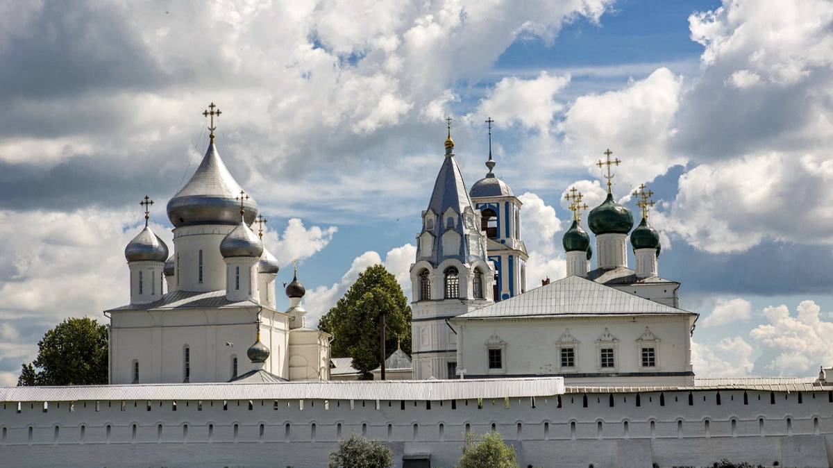 В тиши храмов и  монастырей