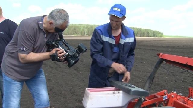 "При благоприятной погоде рассчитываем на хорошие результаты"  -губернатор проверил ход посевной