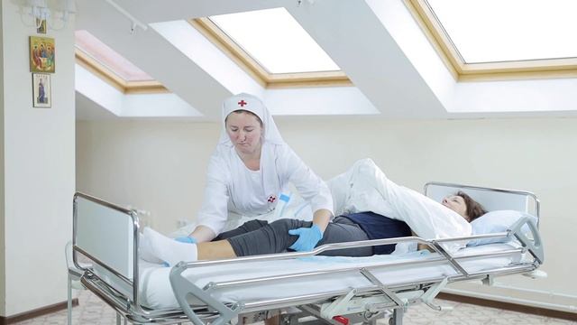 Краткий курс по уходу за лежачими пациентами. Снятие подгузника