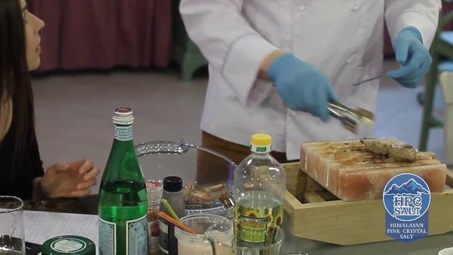 Каре новозеланского ягненка обжаренного на соляной плитке с печеными овощами и итальянскими травам