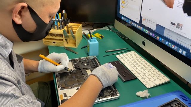 大阪北浜 MacBook Pro 2015 13in A1502 バッテリー交換修理