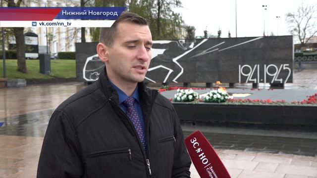 Цветы у «Вечного огня» в Нижегородском кремле возложили молодые парламентарии из ЛНР
