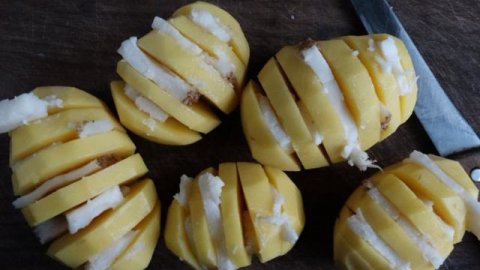 Картофельные гармошки с салом в мультиварке