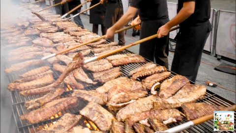 Фестиваль уличной еды в Италии. Бургеры, Ангус, мясо на гриле, пиканья, гирос, колбасы и многое друг