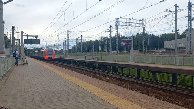 "ласточка" проезжает станцию "Малиновка"