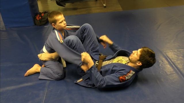 BJJ: Треугольник из спайдер-гарда (English subs)