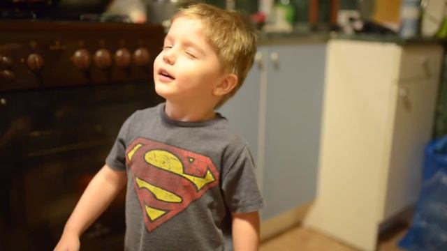 Маленький ребенок подмигивает (The small child winks)
