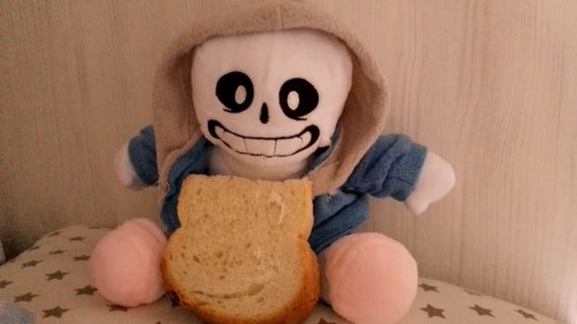 плюшевый Санс ест хлеб