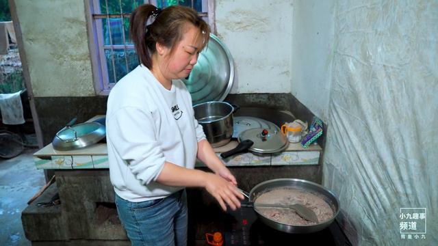 媳婦挖紫色土豆，用土豆燉牛腩，家人吃得津津有味 | Stewed beef brisket with potatoes, the family likes to eat