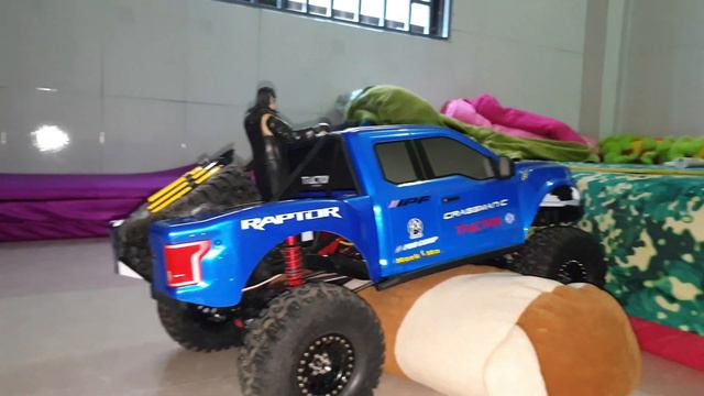 Traction hobby Cragsman C 1/8 Scale blue climbing at home by RC Cars Hobby