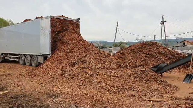 Производство мульчи в Братске. Разгрузка коры навалом с ЛПК и погрузка коры в мешках на Тюмень.