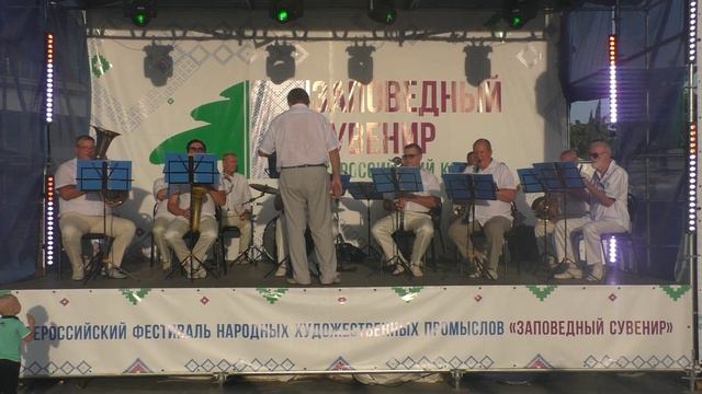На Набережной играет духовой оркестр
