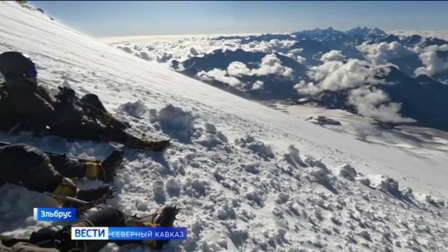 Военные Международного совета военного спорта совершили восхождение на гору Эльбрус