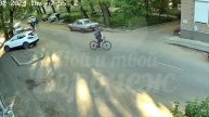 Неадекват напал на велосипедиста по улице Варейкиса. 🤷