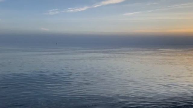 спокойное море в закатном