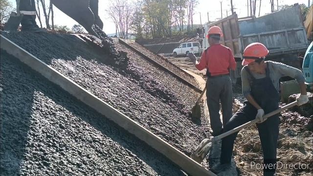 Укладка бетона на наклонной поверхности.